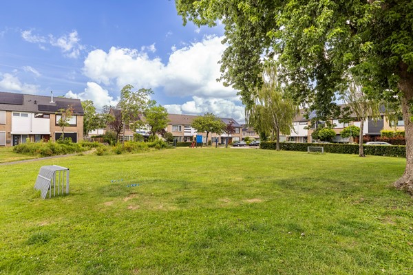 Foto - Verkocht onder voorbehoud: Instapklare tussenwoning op een rustige, autoluwe locatie!
